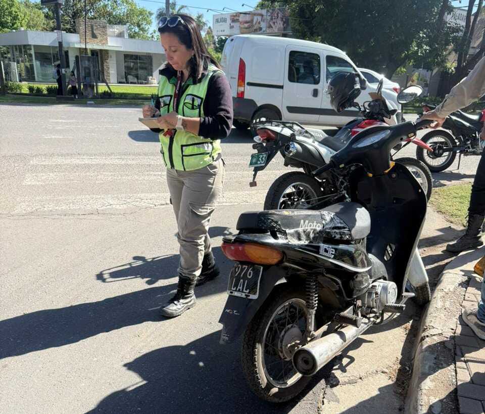 Lo paró Tránsito por recorrer Funes en moto sin casco y se llevaron una sorpresa: tenía pedido de captura 